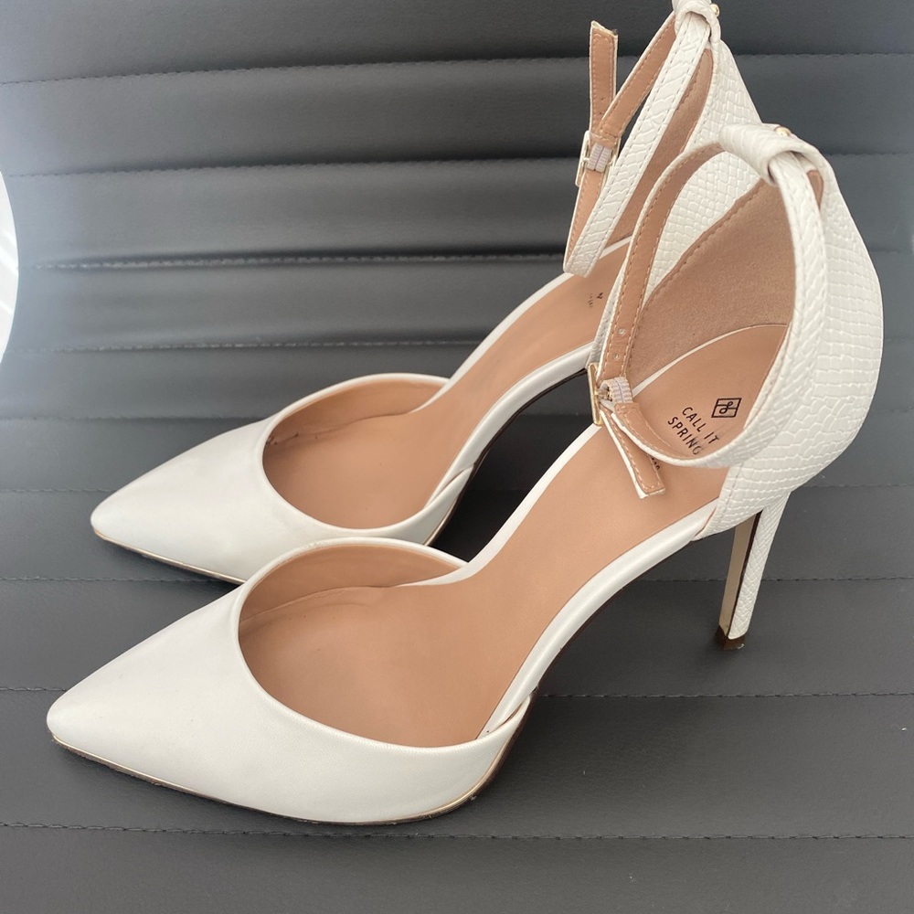 Call it Spring White Pumps